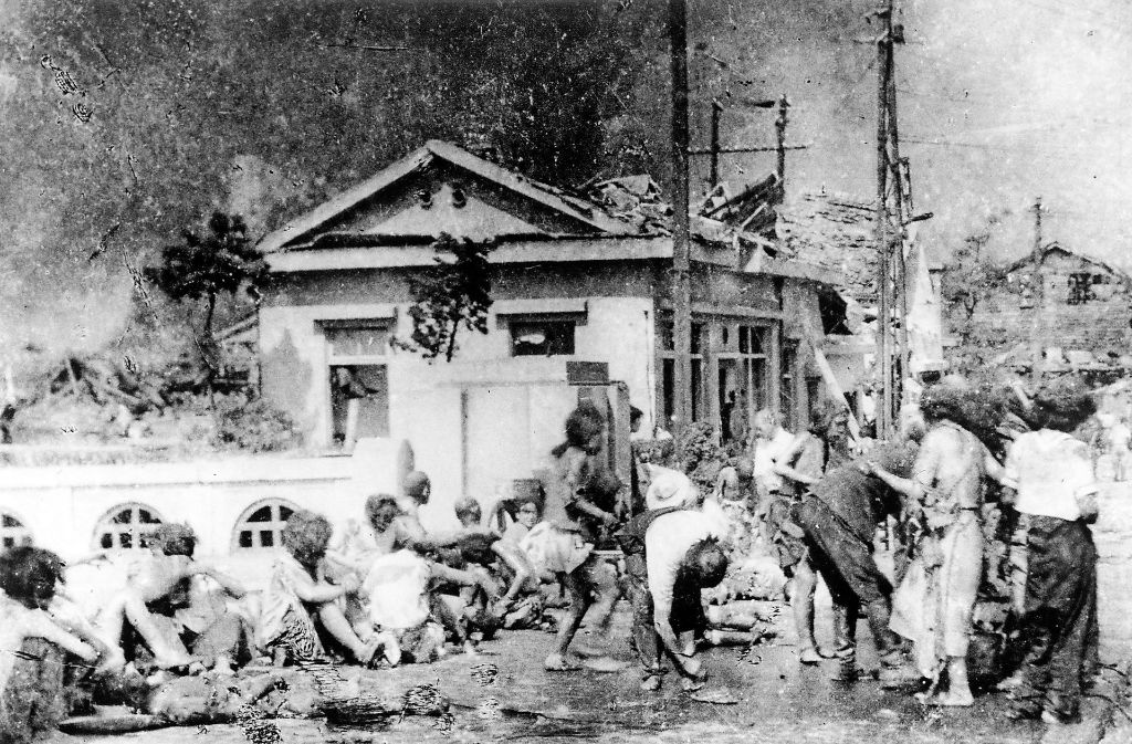Überlebende der Hiroshima-Bombe: 70 000 bis 80 000 Menschen waren sofort tot. Insgesamt starben bei dem Abwurf samt den Spätfolgen bis 1946 Schätzungen zufolge 90 000 bis 166 000 Menschen. In Nagasaki starben sofort etwa 22 000 Menschen, weitere 39 000 starben innerhalb der nächsten vier Monate.
