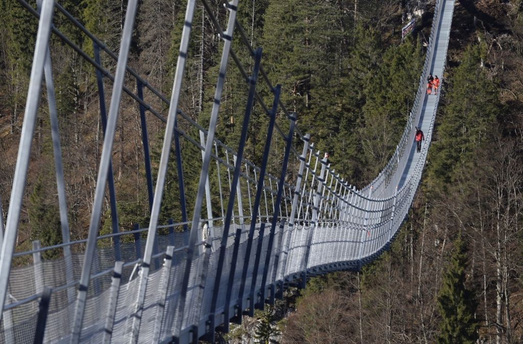 Die Brücke hängt in 100 Metern Höhe über der Bundesstraße.