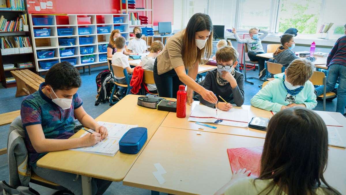 Die Ausbreitung der Pandemie verschont auch die Stuttgarter Schulen nicht. Offenbar kommt es aber kaum zu größeren Ausbrüchen. An einer Gemeinschaftsschule waren allerdings 28 Kinder infiziert und 17 von 29 Klassen in Isolation. 