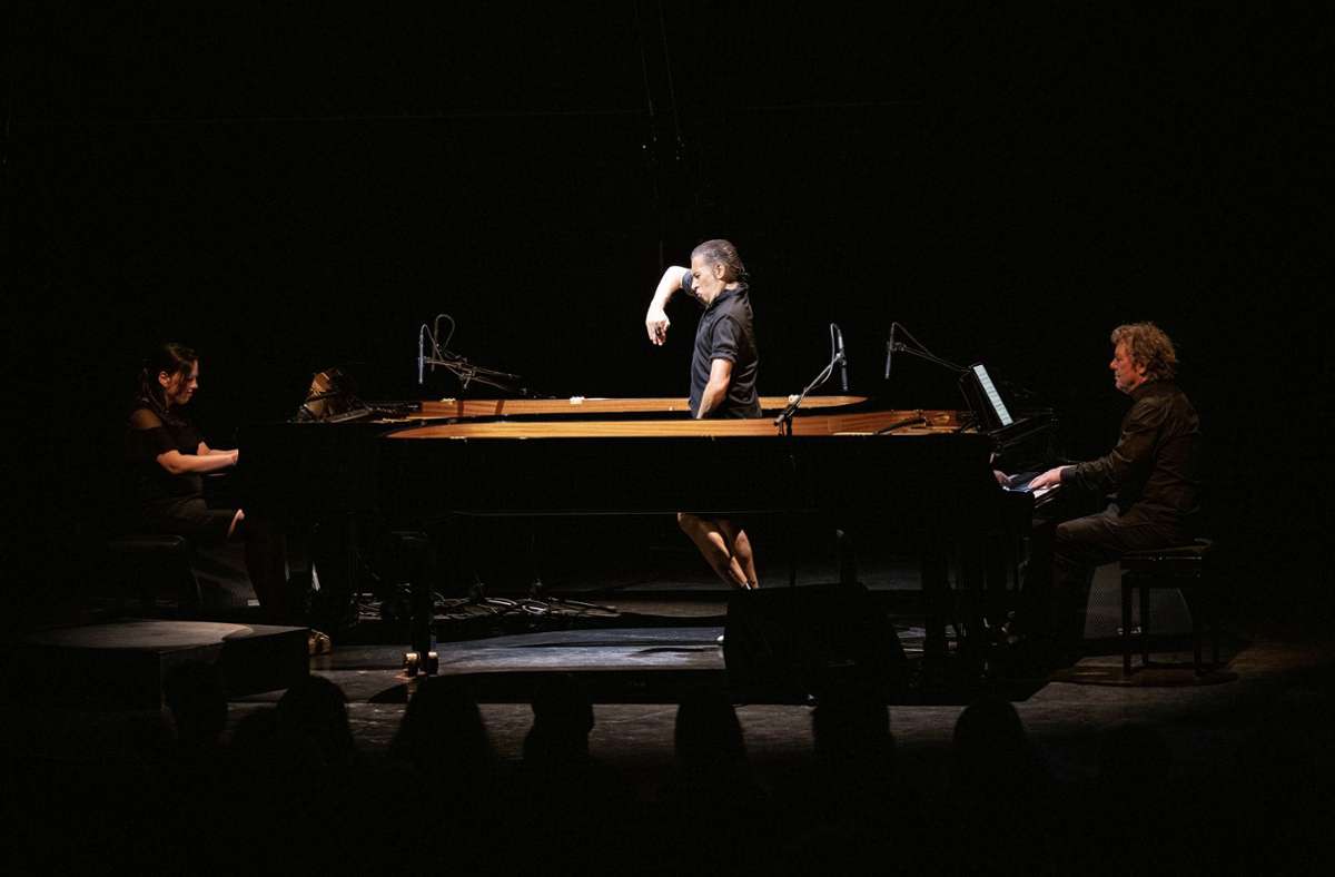 Tanz zwischen zwei Flügeln: Israel Galván in Ludwigsburg zwischen dem Pianistenpaar Daria van den Bercken und Gerard Brouwhuis.
