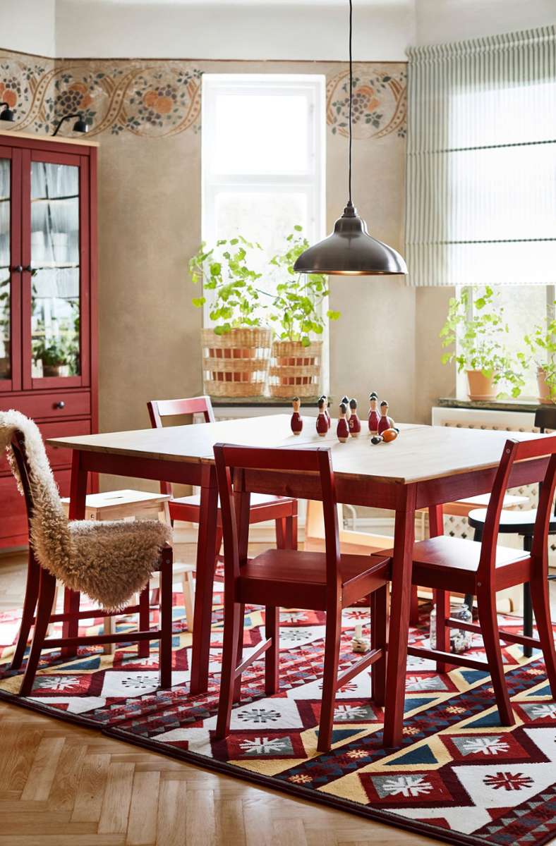 Nordischer Landhausstil. Holztisch mit farblich passenden Stühlen von Ikea.