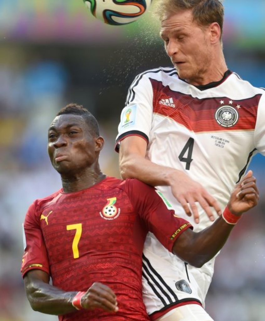 Benedikt Höwedes im Kopfballduell gegen Ghanas Christian Atsu.