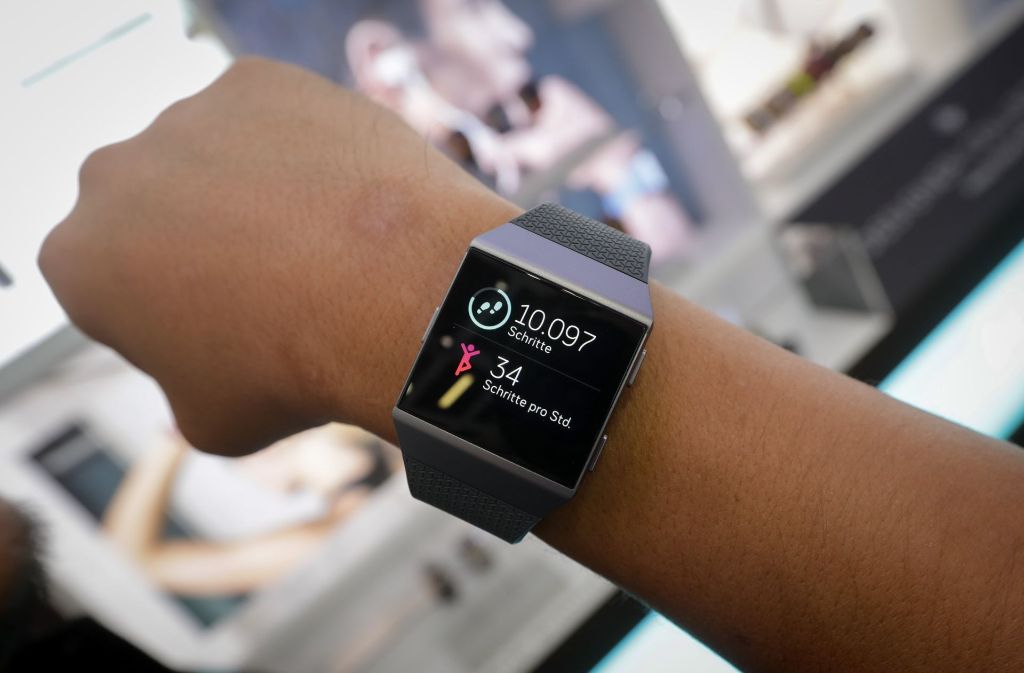 Stylisch: Die neue Smartwatch Ionic am Stand der Firma Fitbit.
