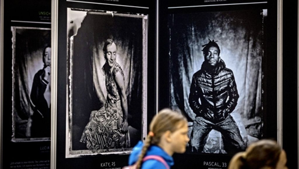  Die Ausstellung „Die Unsichtbaren“ im Hauptbahnhof Stuttgart zeigt Fotografien von Obdachlosen, die am und im Berliner Bahnhof Zoo leben, und erzählt von deren Geschichte. 