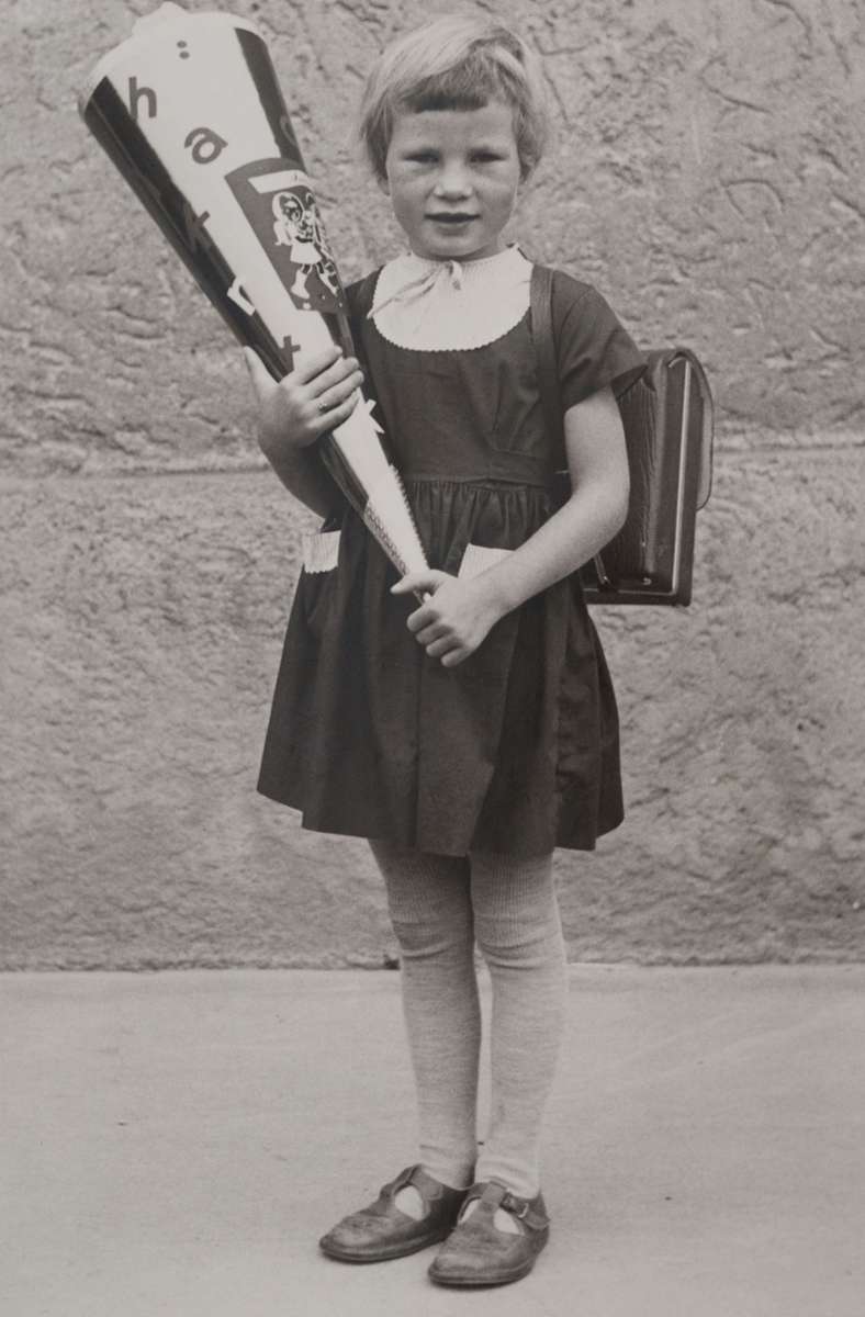 Ulrike 1967 bei der Einschulung – mit geliehener Schultüte ohne Inhalt