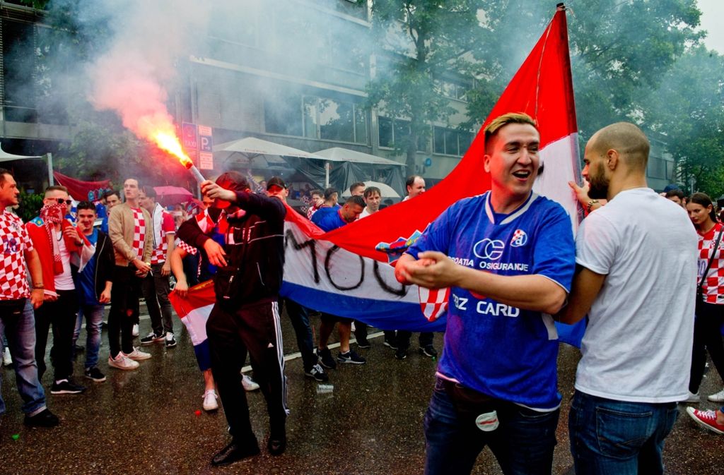 Die kroatischen Fans feiern in Stuttgart auf der Theodor-Heuss-Straße