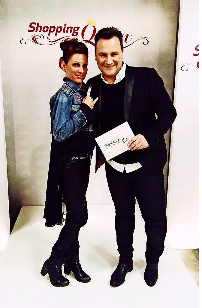Nadine Banken, die Leiterin des Ladens Schwabenliebe in Sillenbuch, in ihrem „We-will-Rock-You“-Outfit mit Designer Kretschmer.