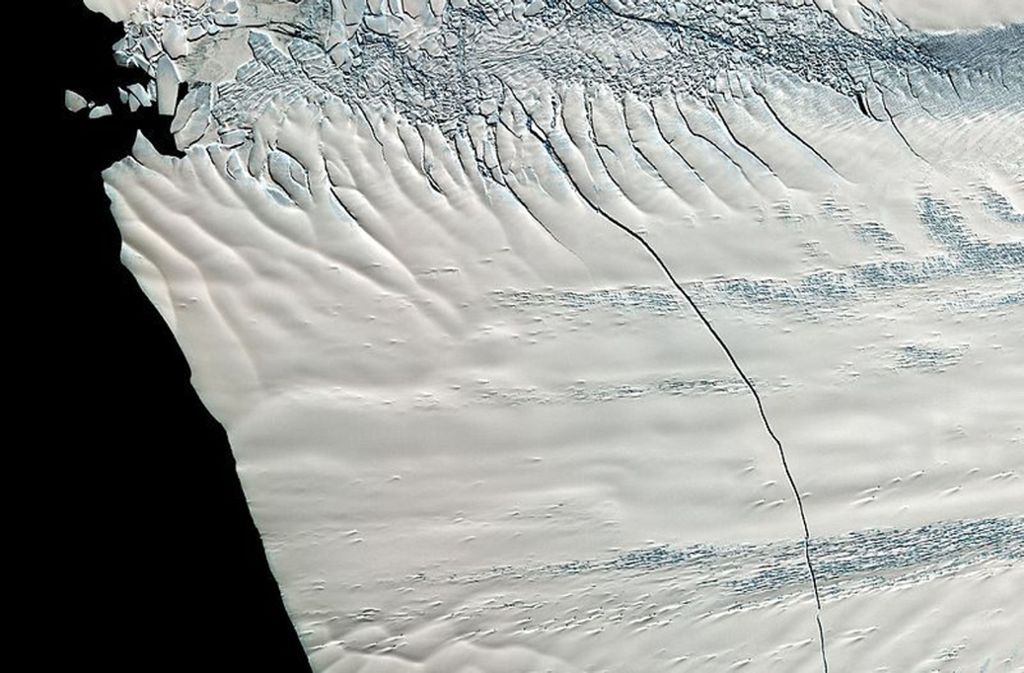 Das Eisschelf des Pine-Island-Gletschers im November 2011: Deutlich ist in der Bildmitte die Bruchkante zu sehen.