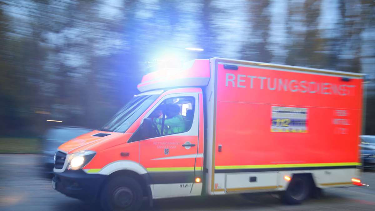 Unfall in Wendlingen: 24-Jährige kommt von der Straße ab – Fahrt endet an Baum