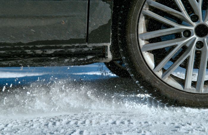Auto fahren bei Glätte und Schnee