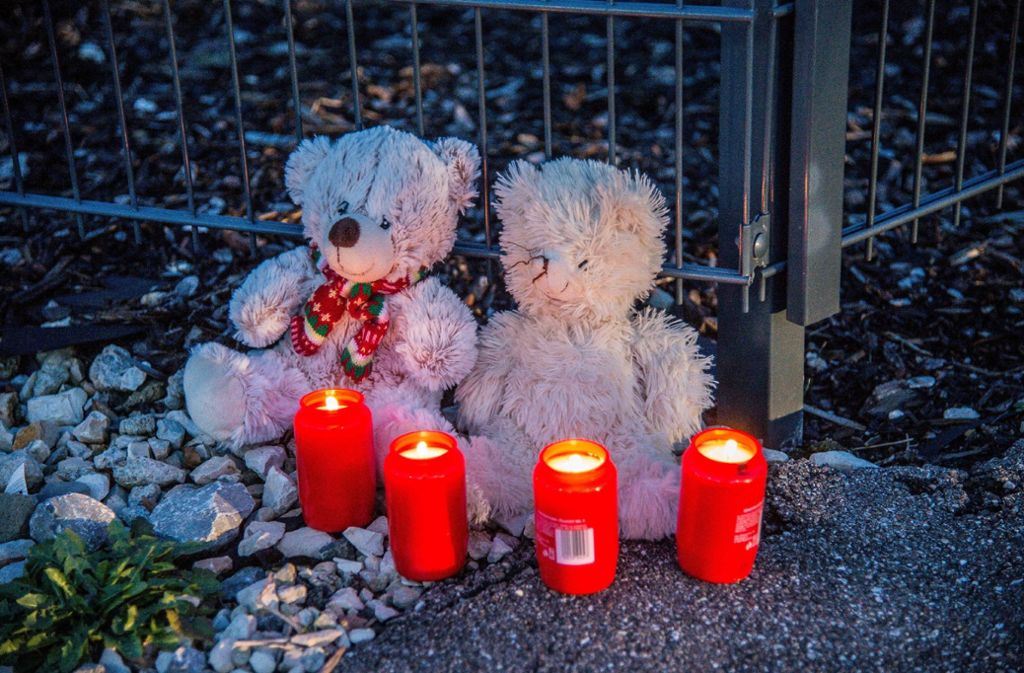 Trauernde haben Stofftiere und Kerzen vor dem Haus der vierköpfigen Familie aufgestellt.