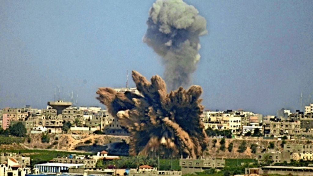  Israel hat die Luftangriffe auf den Gaza-Streifen fortgesetzt. Die Zahl der zivilen Opfer steigt. Bürgerrechtler sprechen in den Palästinensergebieten schon von Kriegsverbrechen. 