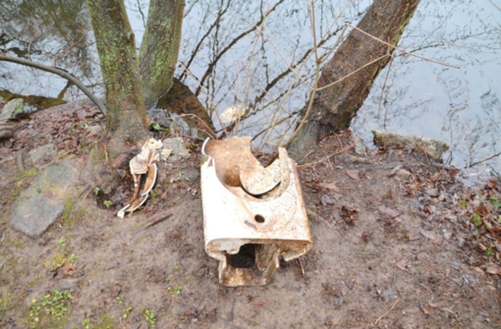 Am Ufer des Rosentalsees hat jemand eine Toilettenschüssel entsorgt.