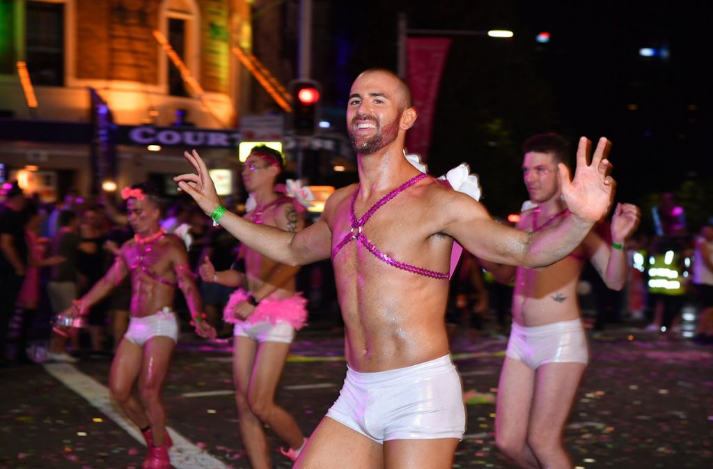 Teilnehmer des Schwulen- und Lesbenfestivals „Mardi Gras Parade“ im australischen Sydney mit Latex-Shorts. Bewertung: Gummierte Unterhosen sind ein ungesundes Biotop, in dem sich nur Keime wohlfühlen. Note: 4-.