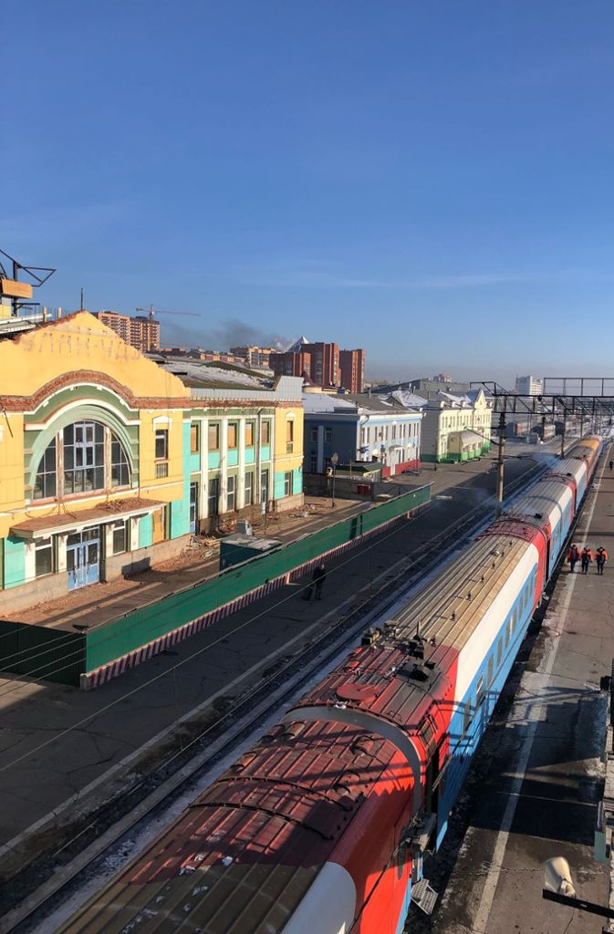 Blick auf die Eisenbahn im Bahnhof der burjatischen Hauptstadt Ulan-Ude.