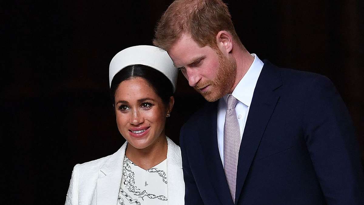  Der Buckingham-Palaste teilt mit, dass die Trauerfeier für Prinz Philip am kommenden Samstag in Windsor stattfinden soll. Prinz Harry (36) werde dazu ohne seine schwangere Frau Herzogin Meghan aus den USA anreisen. 