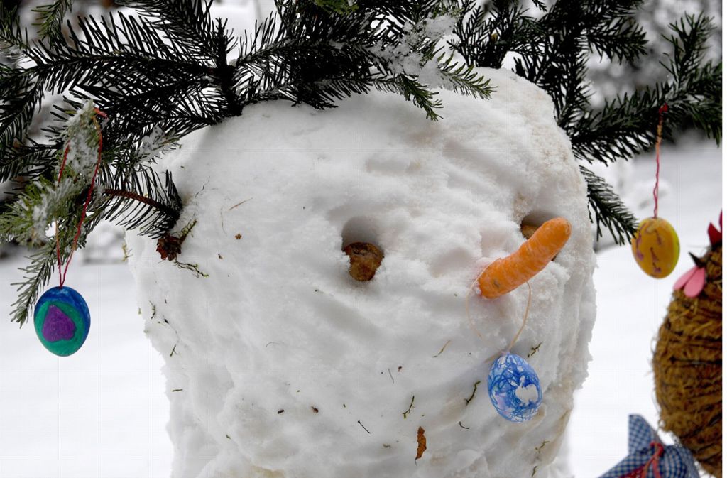 Ein Schneemann mit Ostereiern dekoriert ...