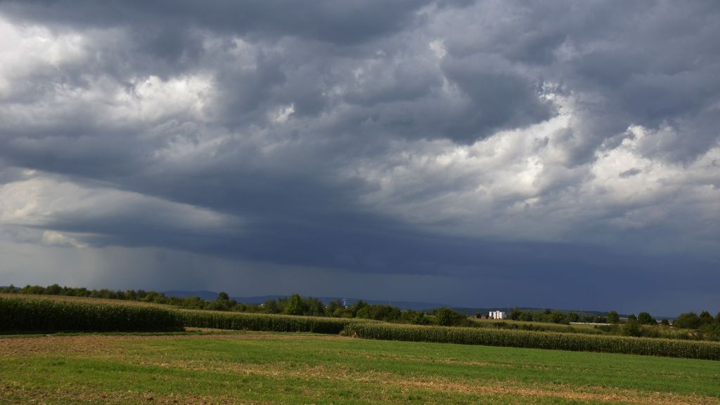 Unwetter in Stuttgart und Region: Schwarze Gewitterwolken, heftige Regengüsse