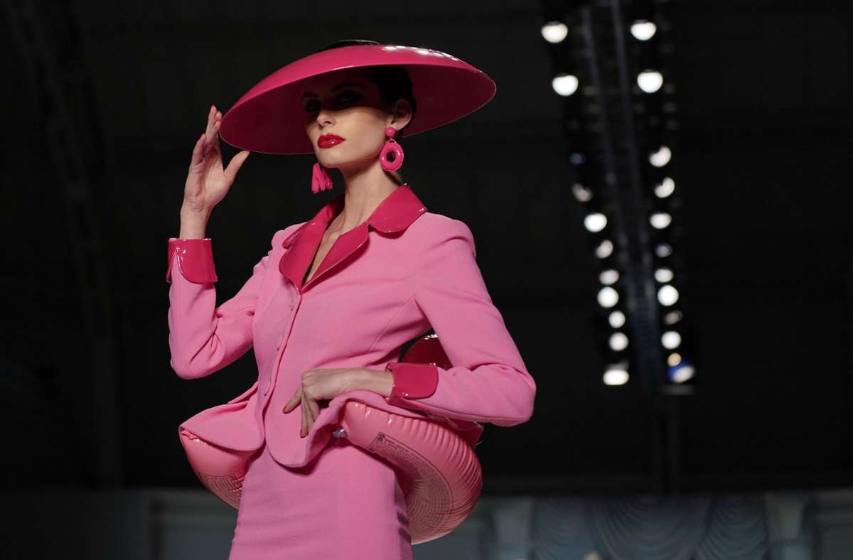 Moschino setzt mit seiner Mode stets auf einen hohen Wiedererkennungswert und ist dafür bekannt die Grenzen der konventionellen Mode zu überschreiten.