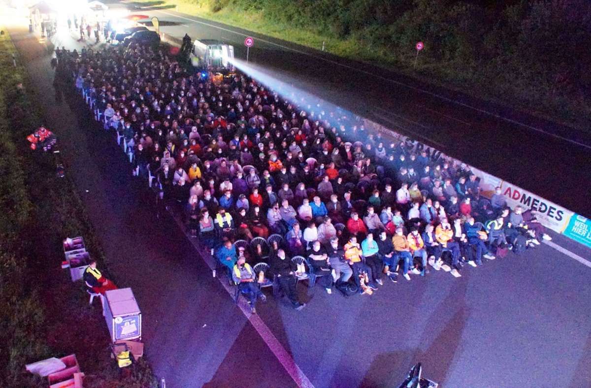 Am Samstagabend sind rund 500 Menschen zum Kino auf der gesperrten Autobahn gekommen.