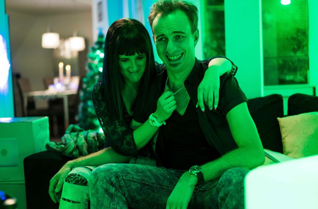 Die frisch verliebten Sonja (Katjana Gerz) und Jens (Jan Böhmermann) freuen sich auf ihr erstes gemeinsames Weihnachtsfest.