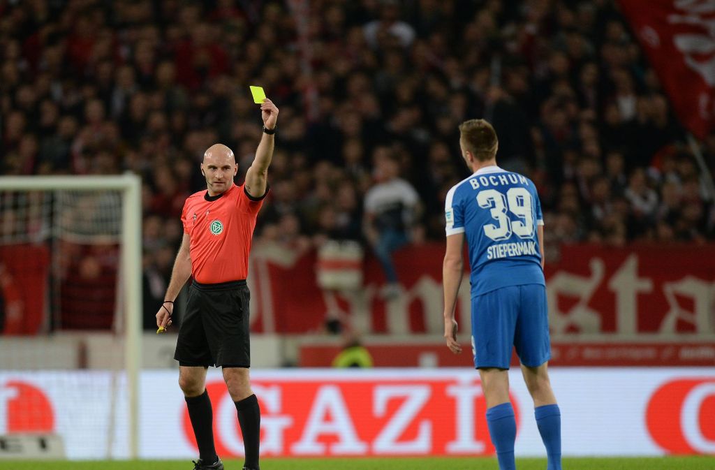 Schiedsrichter Benedikt Kempkes zeigt Bochums Marco Stiepermann die gelbe Karte.