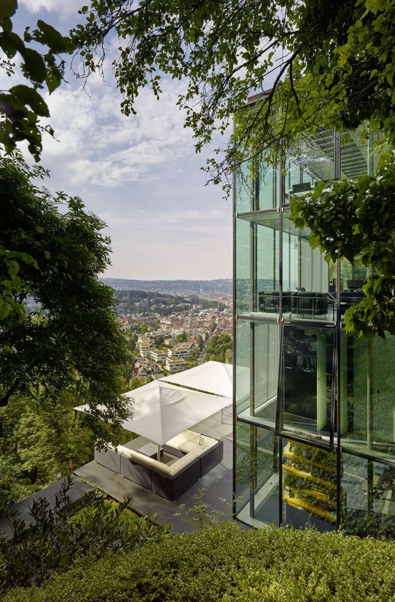 Das viergeschossige Wohnhaus R128 in Stuttgart wurde im Jahr 2000 von Werner Sobek als vollkommen rezyklierbares, im Betrieb emissionsfreies Nullheizenergie-Gebäude entworfen.