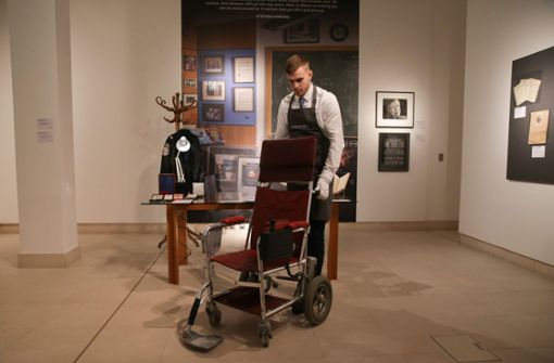 Der erste erhaltene Rollstuhl von  Stephen Hawking wurde für 341 000 Euro versteigert. Foto: AFP