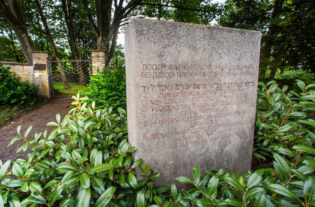 Dieser Gedenkstein steht seit den 1990er Jahren vor dem Friedhof. Einmal im Jahr hält das Ellwanger Friedensforum dort eine Gedenkfeier ab. Der Friedhof selbst ist bislang von antisemitischen Attacken verschont geblieben. Der Gedenkstein aber wurde bereits von Unbekannten mit Nazisymbolen beschmiert.
