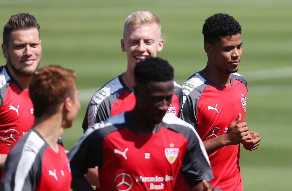 Die VfB-Profis beim Training am Mittwochvormittag (hinten von rechts): Neuzugang Ailton Ferreira Silva, Timo Baumgartl und Daniel Ginczek.