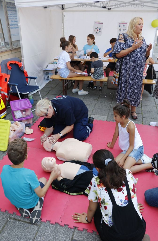 Mitglieder vom Deutschen Roten Kreuzes gaben Anleitung in Erster Hilfe.