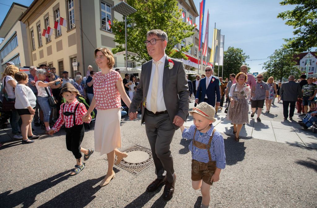 Den Stadträten voran zieht der Oberbürgermeister Guido Till mit seiner Familie durch die Stadt.