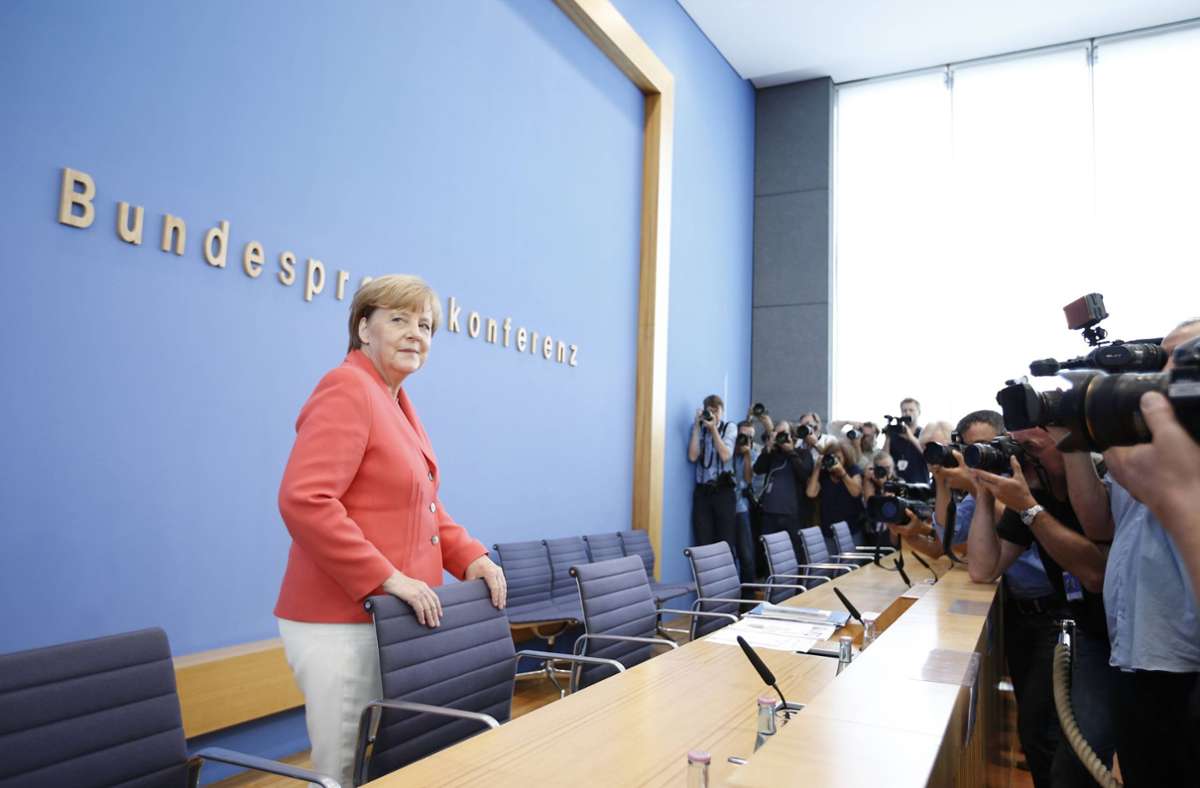 31. August 2015: In Deutschland wird über die Aufnahme von Geflüchteten diskutiert. Bei einer Bundespressekonferenz in Berlin sagt Angela Merkel etwas, was später immer und immer wieder aufgegriffen wird: „Deutschland ist ein starkes Land. Das Motiv, mit dem wir an diese Dinge herangehen, muss sein: Wir haben so vieles geschafft – wir schaffen das!“ Hintergrund ist, dass der Bürgerkrieg in Syrien 2015 besonders heftig ist, auch aus anderen Krisengebieten fliehen viele Menschen in Richtung Europa.