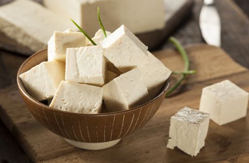 Alles über die Herstellung, Inhaltsstoffe und Verwendung von Tofu. Die wichtigsten Fragen und Mythen über den Soja-Fleischersatz beantwortet.