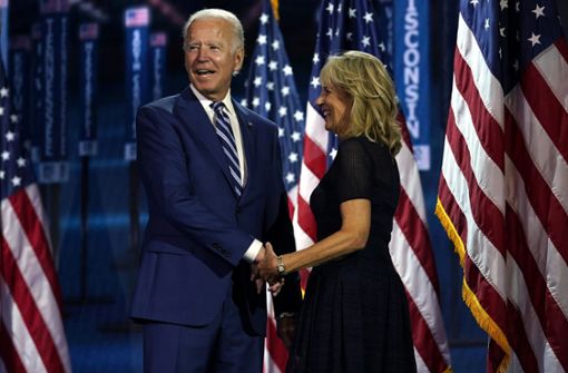 Gruß in die virtuelle Runde:  Präsidentschaftskandidat Joe Biden mit seiner Ehefrau Jill auf der Bühne eines  fast leeren Kongresssaals in Wilmington Foto: dpa/Carolyn Kaster
