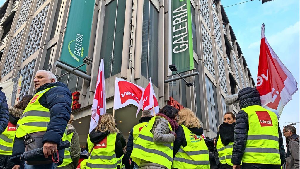  Auf Betriebsversammlungen werden die Beschäftigten von Galeria Karstadt Kaufhof über die brenzlige Situation informiert – auch in Stuttgart. Verdi betont, dass der Gewerkschaft und dem Gesamtbetriebsrat bisher keine Schließungsliste vorliegt. 