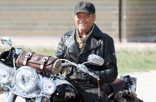 Mit 79 Jahren schwingt er sich noch einmal auf die Harley-Davidson: Terence Hill Foto: KSM
