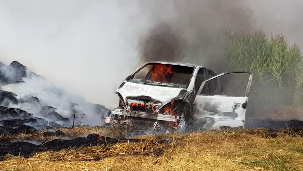 Aichtal im Kreis Esslingen: Autofahrer fährt sich auf Acker fest – Wagen gerät in Brand