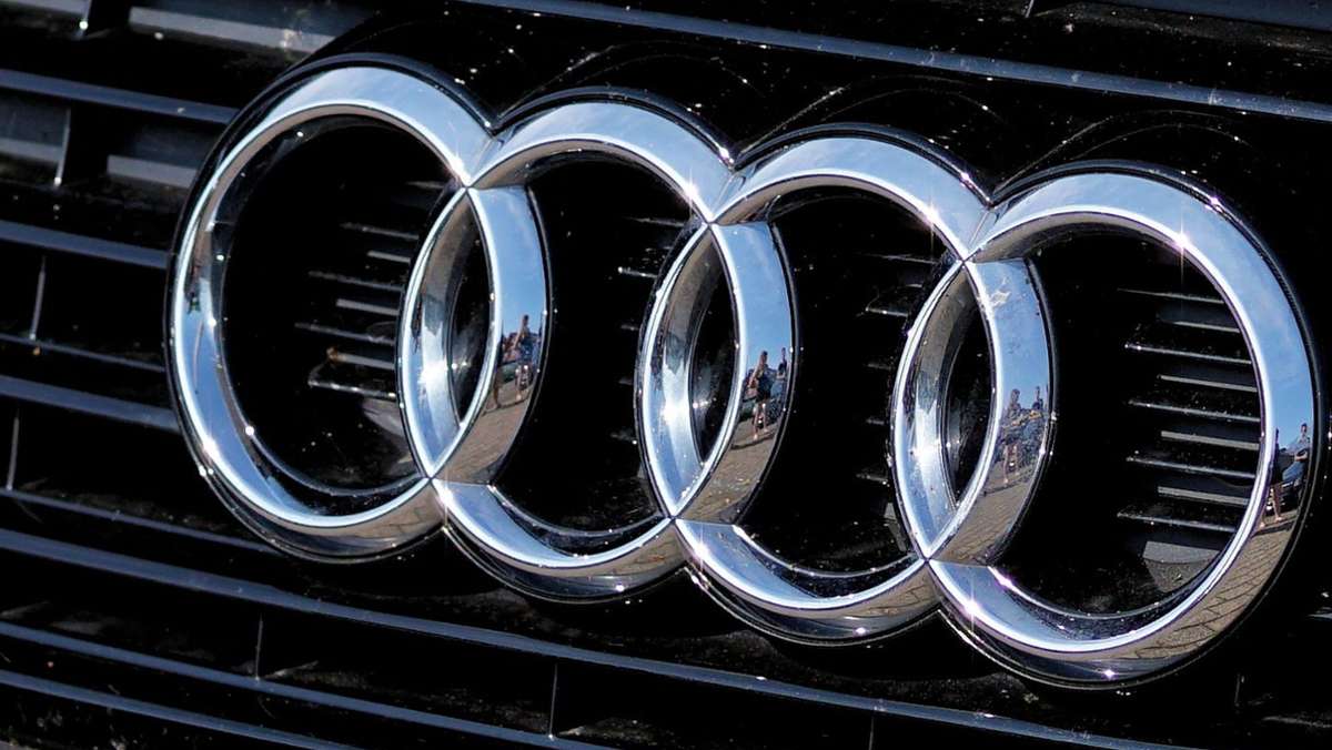  Unbekannte haben einen schwarzen Audi A6 gestohlen, der auf dem Gelände eines Autohauses in Eltingen abgestellt war. 