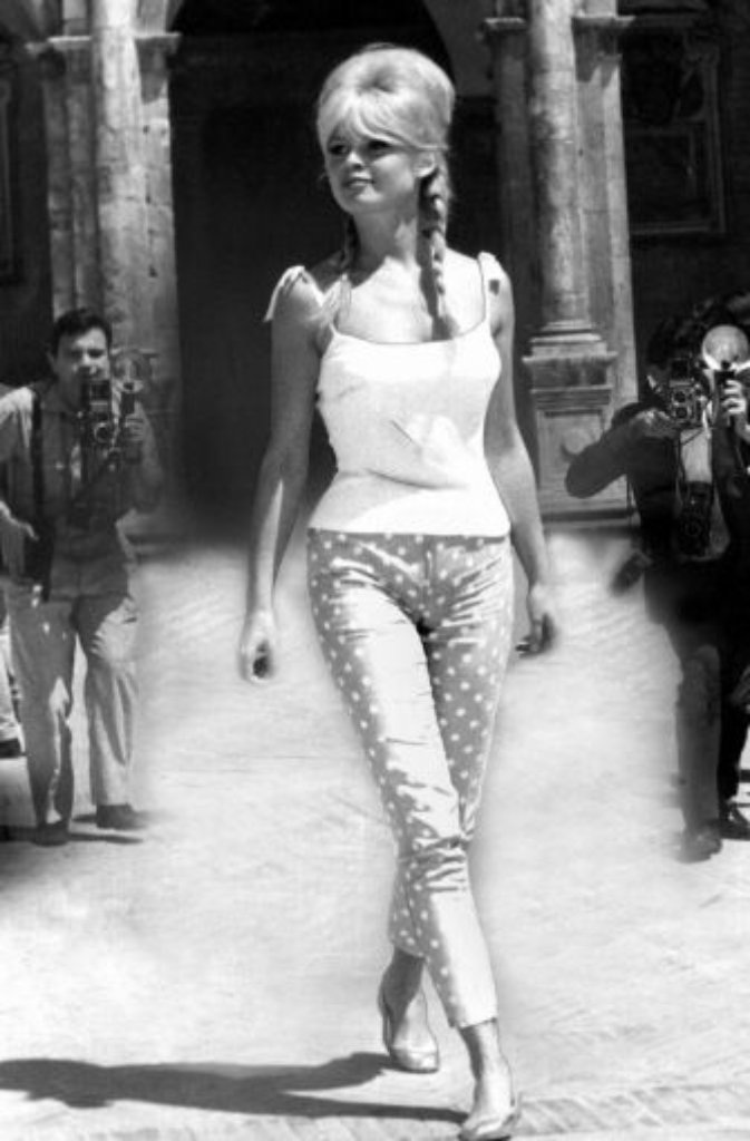 ... doch als Blondine begründet die Bardot ihre Weltkarriere. 1952 dreht sie ihren ersten Film "Le Trou Normand". In Paris lernt sie den Regisseur Roger Vadim kennen und heiratet ihn.