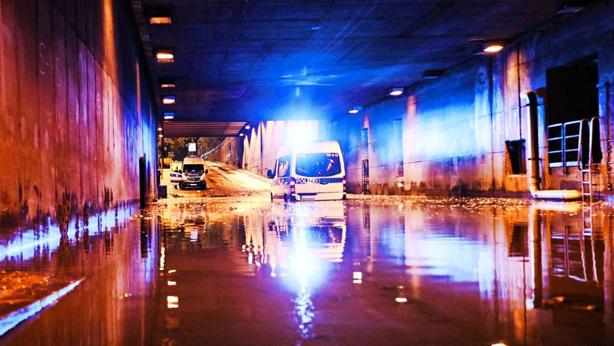  Tunnels, Unterführungen und unterirdische Haltestellen stehen unter Wasser – und wieder einmal stellt sich in der Landeshauptstadt die Frage, wie viel Unwetter das Kanalsystem der Stadt vertragen kann. 