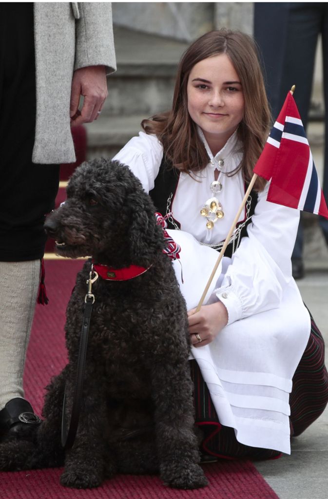 Mette-Marit in Brünett: Prinzessin Ingrid Alexandra von Norwegen (15), die Tochter von Kronprinz Haakon (46) und Mette Marit (45) geht auf eine Privatschule in Oslo. Sie wird eines Tages den Thron besteigen. Ihre Hobbys sollen sein: Kickboxen, Skifahren und Surfen. Außerdem kümmert sie sich um ihren Hund Milly Kakao, zeichnet, liest und spielt Klavier. Vorbildliche Adelstochter!