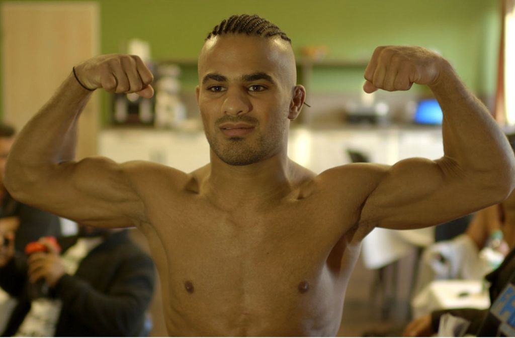 Beim Wiegen lässt MMA-Kämpfer Khalid Taha die Muskeln spielen.
