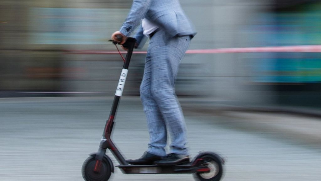  E-Scooter sollen auch in Stuttgart bald legal im Straßenverkehr genutzt werden dürfen. Die einen sehen darin einen weiteren Anreiz zum Umstieg auf öffentliche Verkehrsmittel. Doch Fußgängerverbände gehen schon jetzt auf die Barrikaden. 