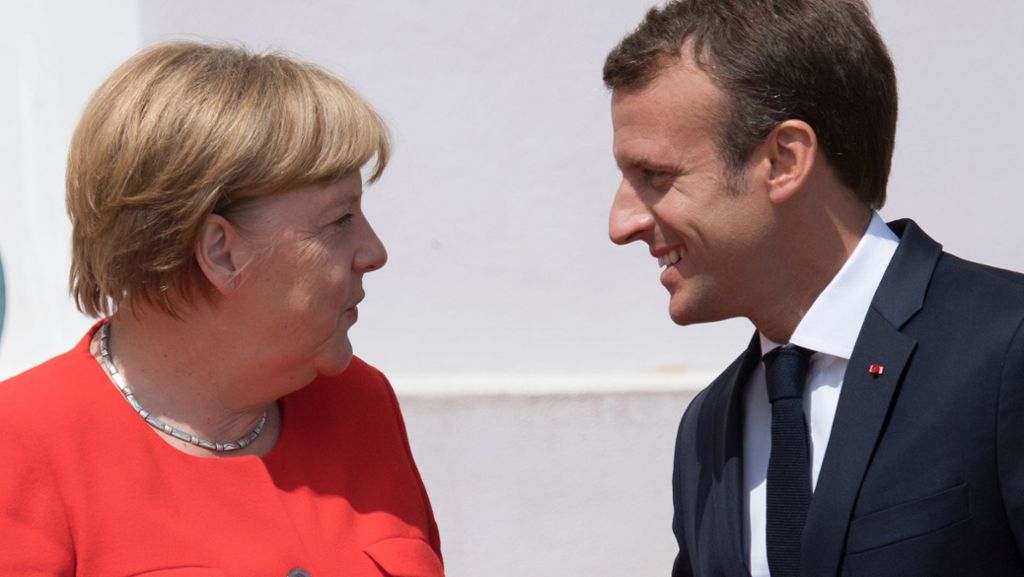  Kanzlerin Merkel und Frankreichs Staatschef Macron treffen sich in einem Palast - hoch über dem Mittelmeer. Dabei sollen die Flüchtlingspolitik und andere EU-Themen zur Sprache kommen. 