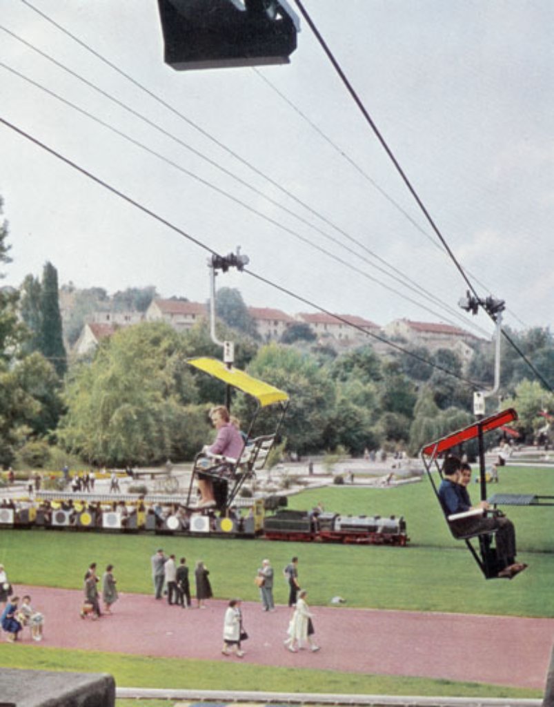Ebenfalls zur Gartenschau, die am 3. Juni 1950 durch Bundespräsident Theodor Heuss auf dem Killesberg feierlich eröffnet wurde, bekamen die Stuttgarter eine Seilschwebebahn (Aufnahme aus den 1950er Jahren), ...