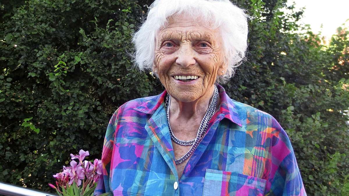  Mit 64 Jahren entdeckte Editha Humburg ihr Talent zur Schriftstellerin, mit knapp 80 ist sie auf dem Jakobsweg bis nach Spanien gewandert. Das Vagabundendasein liegt ihr im Blut. 
