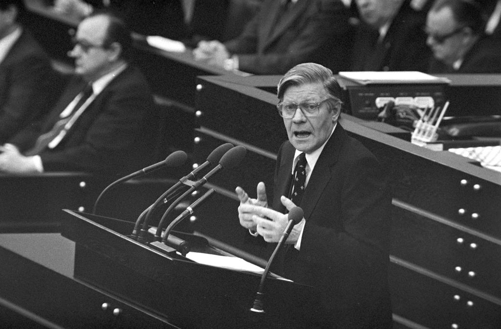 Am 1. Oktober 1982 endete die Kanzlerschaft durch ein konstruktives Misstrauensvotum gegen Helmut Schmidt. Mit den Stimmen von CDU, CSU und der Mehrheit der FDP-Fraktion wurde Helmut Kohl zu seinem Nachfolger im Amt des Bundeskanzlers gewählt.