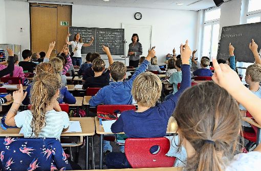 Alles andere als normal: die Drittklässler der Grundschule Kaltental haben derzeit Unterricht im Bürgersaal. Foto: Georg Linsenmann