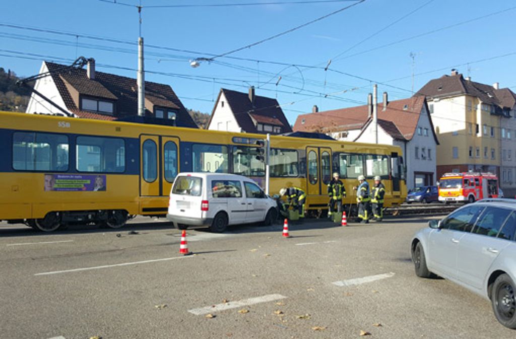 Am Dienstagvormittag kracht ein Pkw beim Linksabbiegen in Wangen gegen eine Stadtbahn der Linie U13.
